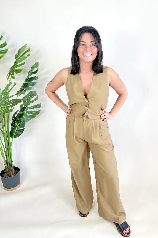 Tapered trousers – Trousers that narrow toward the ankle, creating a more fitted, streamlined look.Tapered trousers – Trousers that narrow toward the ankle, creating a more fitted, streamlined look.Gabrielle Wideleg Trousers
