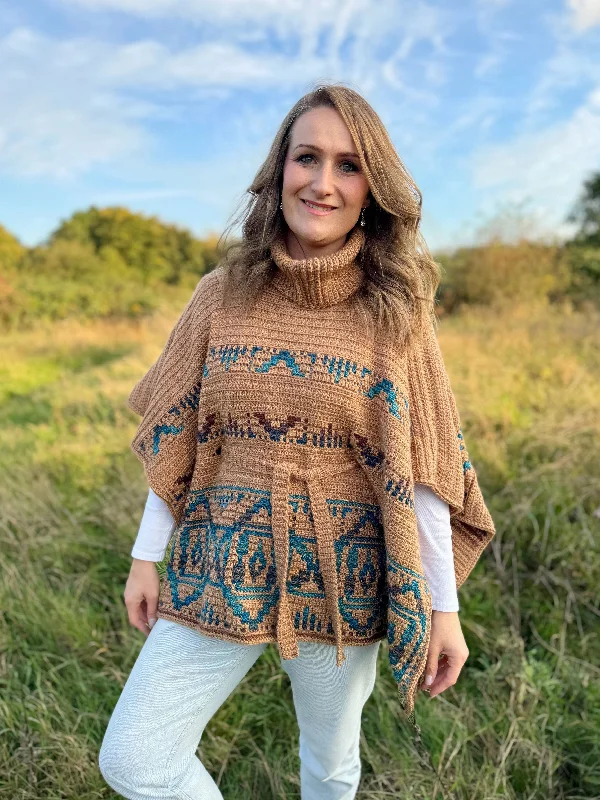 Fitted – Snug, form-fitting styleFitted – Snug, form-fitting styleLabyrinth Poncho